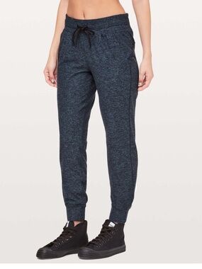 Lululemon Ready To Rulu Pant
*Updated 29"
Heathered True Navy / Black size 6
